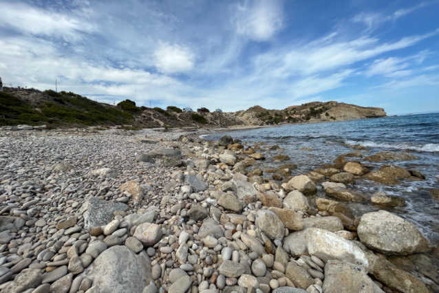 La Playa del Xarco de Villajoyosa está compuesta por cantos rodados en un paraje natural único