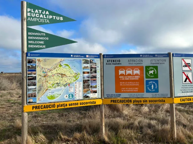 Cartel informativo en la Playa de Eucaliptus con servicios, normas y restricciones generales