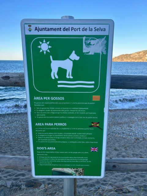 Cartel que delimita la zona canina y la normativa aplicable en el Port de la Vall