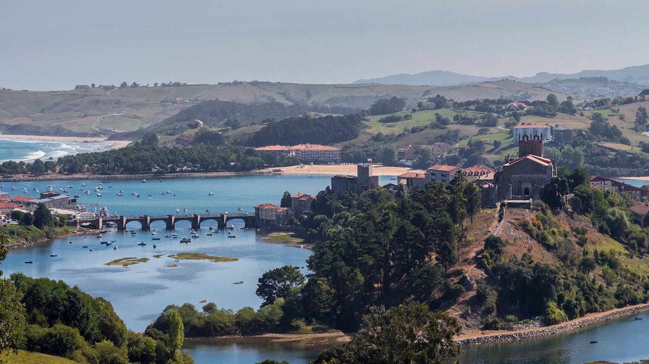 San Vicente de la barquera una gran opción si no sabes qué hacer en Cantabria con tu perro