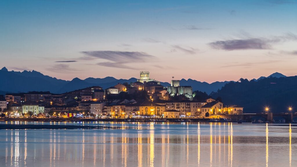 San Vicente de la Barquera visto desde el mar.