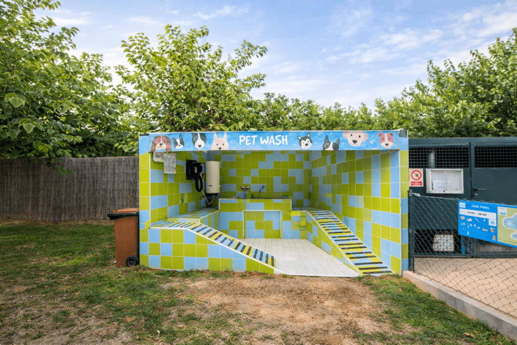 Zona de duchas para perros en camping Sanguí