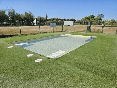 Zona de piscina en el camping Castell Mar