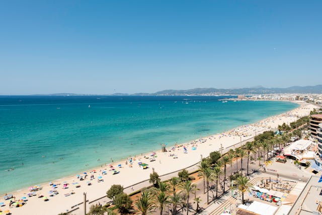 Vista aérea de una playa amplia en la Costa Dorada