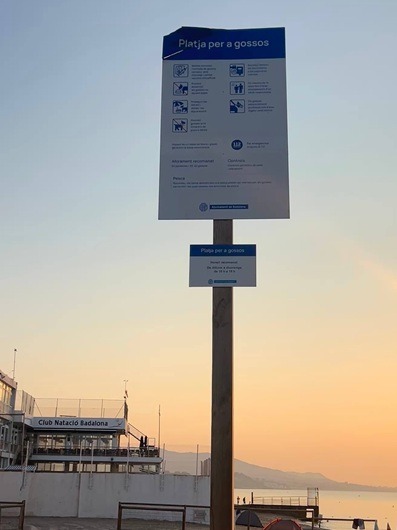 Cartel informativo de la playa para perros de Badalona